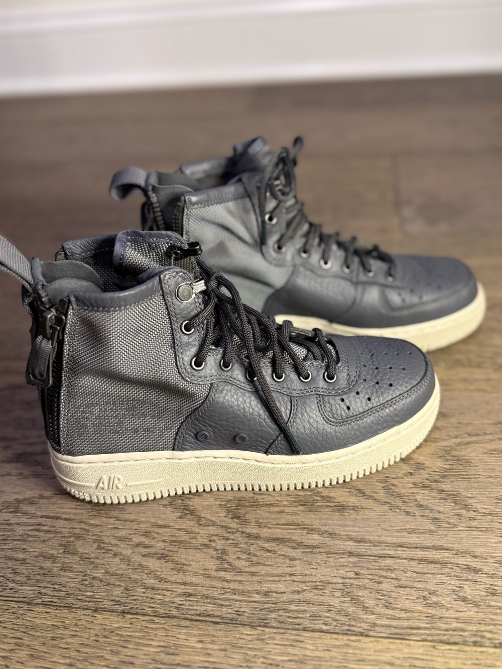 Like new- Nike SF AF1 Air Force 1 Mid Sneakers Size 3.5Y Gray Leather Zip
